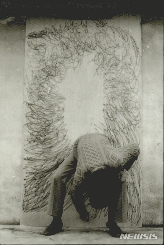 [창원=뉴시스] 국립현대미술관 미술연구센터 소장 '신체 드로잉 76-2'.(사진=경남도립미술관 제공) 2023.07.13. photo@newsis.com