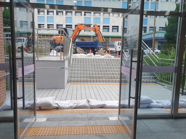 13일 오후 경산시청 본청 주차장에서 높이 1m60cm가 낮은 저지대인 제2별관으로 통하는 배수로 확장공사가 진행되고 있다. 2023.07.13 kbs@newsis.com&nbsp; *재판매 및 DB 금지