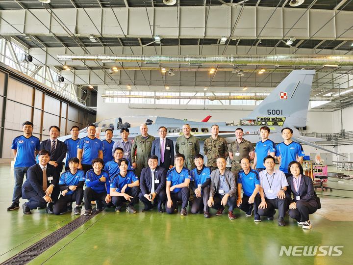 [서울=뉴시스]FA-50GF 1호기 현지 재조립 현장 기념촬영(사진=KAI 제공)
