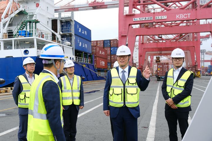 [부산=뉴시스] 13일 고광효(오른쪽서 두번째) 관세청장이 부산 신선대 컨테이너터미널을 방문해 수출입현장을 점검하고 있다.(사진=관세청 제공) *재판매 및 DB 금지