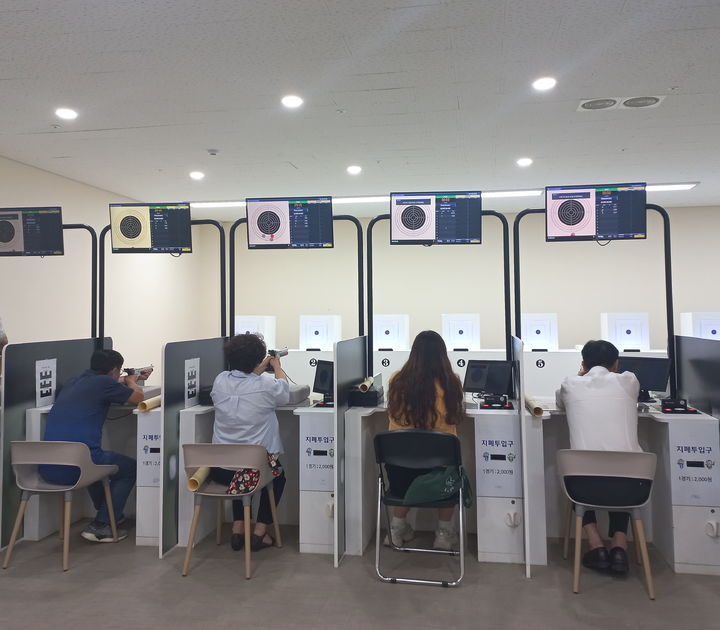 [창원=뉴시스] 강경국 기자 = 경남 창원시가 창원형 스포츠관광 콘텐츠를 개발하기 위해 초청한 여행사 대표들이 12일 창원국제사격장에서 권총 사격 체험을 하고 있다. (사진=창원시청 제공). 2023.07.13. photo@newsis.com *재판매 및 DB 금지
