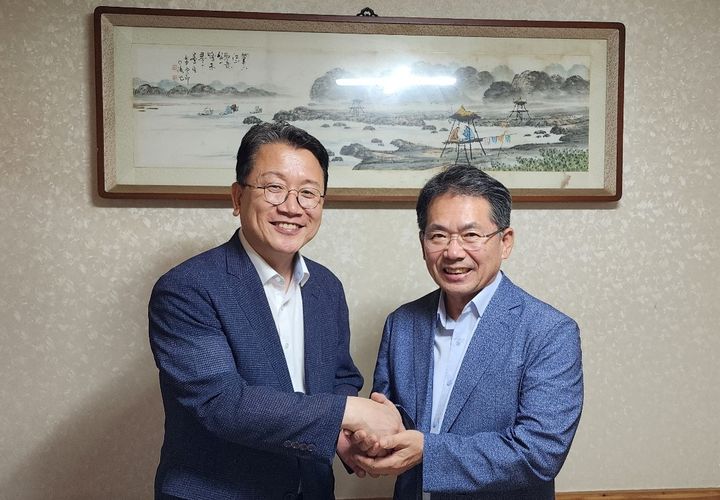 [대구=뉴시스]강민구(사진 왼쪽) 더불어민주당 대구시당위원장이 1일 오후 대구시로 편입된 군위군을 방문해 김진열 군위군수와 면담을 하기 전 악수를 하고 있다(사진=더불어민주당 대구시당 제공) 2023.07.13 photo@newsis.com *재판매 및 DB 금지