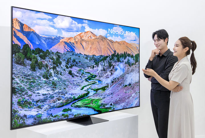 [서울=뉴시스] 삼성전자 모델이 98형 Neo QLED 8K 신모델을 소개하는 모습. (사진=삼성전자) 2023.07.13. photo@newsis.com *재판매 및 DB 금지