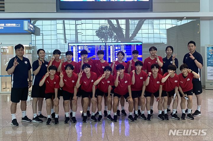 [서울=뉴시스]한국 여자청소년(17세 이하) 핸드볼대표팀이 제10회 아시아선수권대회 출전을 위해 13일 인천공항을 통해 인도로 출국했다. (사진 = 대한핸드볼협회 제공)