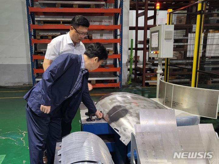 [창원=뉴시스] 홍정명 기자=중소벤처기업부 최열수(앞쪽) 경남지방중소벤처기업청장이 13일 창원 소재 엔디티엔지니어링㈜을 방문해 임기현 대표와 생산현장을 둘러보고 있다.(사진=경남중기청 제공) 2023.07.13. photo@newsis.com