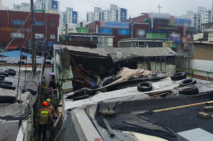 [인천=뉴시스] 김동영 기자 = 인천을 비롯한 수도권에 호우주의보가 발효된 13일 오후 미추홀구 학익동 한 공가주택이 강한 빗줄기로 인해 붕괴돼 있다. (사진=인천소방본부 제공) 2023.7.13. photo@newsis.com  *재판매 및 DB 금지