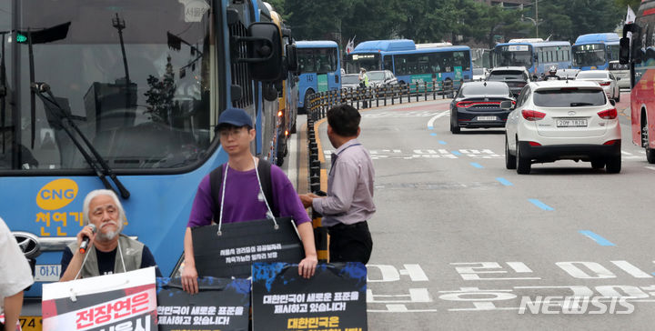 [서울=뉴시스] 김명년 기자 = 13일 오전 서울 종로구 혜화동로터리 주변 도로가 전국장애인차별철폐연대의 기습 시위로 정체되고있다. 2023.07.13. kmn@newsis.com