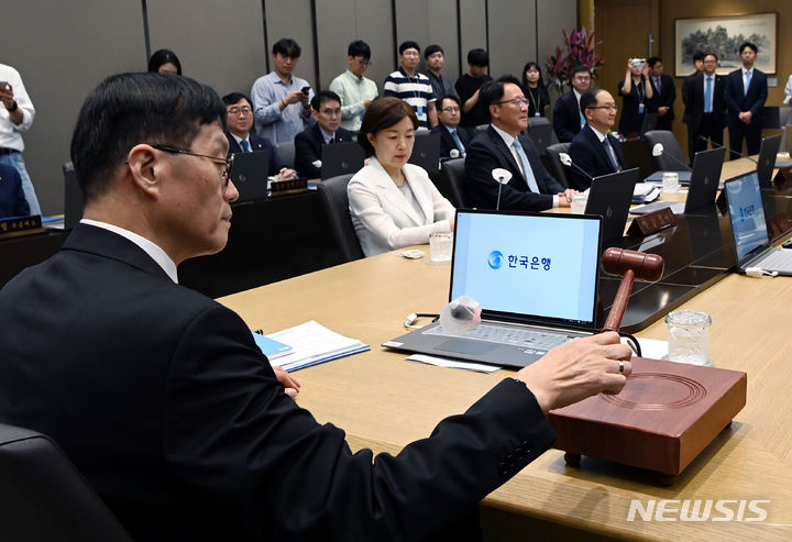 [서울=뉴시스] 사진공동취재단 = 이창용 한국은행 총재가 13일 오전 서울 중구 한국은행에서 금융통화위원회 본회의를 주재하고 있다. 2023.07.13. photo@newsis.com