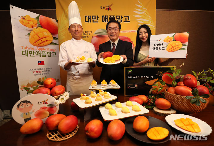 [서울= 뉴시스] 김명년 기자 = 황웨이저 대만 타이난 시장(가운데)이 13일 오전 서울 중구 롯데호텔에서 타이난 애플망고와 이를 활용한 디저트를 선보이고 있다. 대만은 세계 최대 애플망고 산지로, 그 중에서도 타이난 시는 대만 망고 생산량의 절반 이상을 차지하는 최대 생산지다. 2023.07.13. kmn@newsis.com