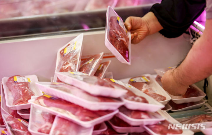[세종=뉴시스] 여동준 기자 = ﻿공정거래위원회가 가격 담합 의혹을 받는 육가공 업체들에 대한 현장조사에 나섰다. 사진은 시민들이 돼지고기를 구매하는 모습. 2024.04.02. yeodj@newsis.com