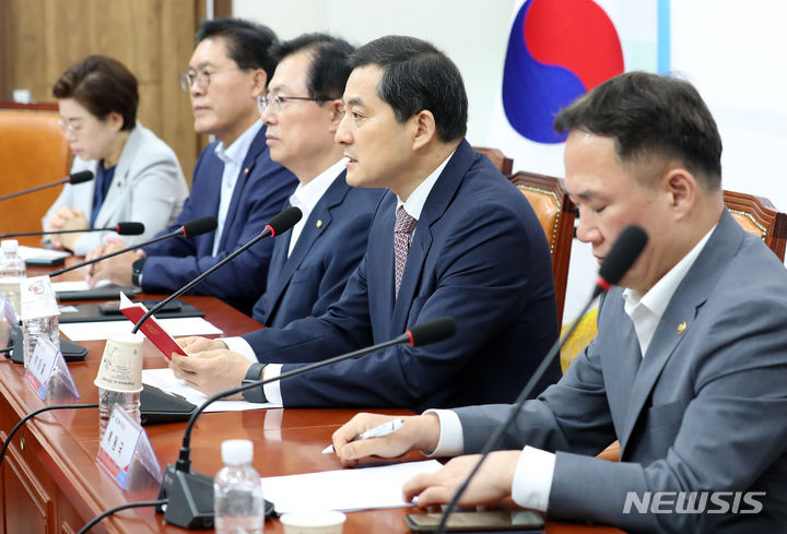 [서울=뉴시스] 이영환 기자 = 박대출 국민의힘 정책위의장이 13일 오전 서울 여의도 국회에서 열린 항공기 비상문 안전 강화대책 당·정협의회에서 발언을 하고 있다. 2023.07.13. 20hwan@newsis.com