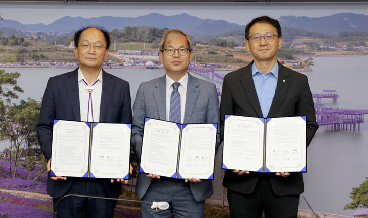 [광주=뉴시스] 국립광주과학관, 한국관광공사 광주전남지사, 전남 신안군 '과학기술과 지역 관광사업 연계를 위한 업무협약'. (사진=국립광주과학관 제공). photo@newsis.com *재판매 및 DB 금지