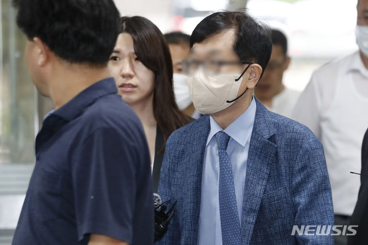 [서울=뉴시스] 최동준 기자 = KT 일감 몰아주기 혐의를 받고 있는 황욱정 KDFS 대표가 13일 서울 서초구 서울중앙지방법원에서 열린 영장실질심사에 출석하고 있다. 2023.07.13. photocdj@newsis.com