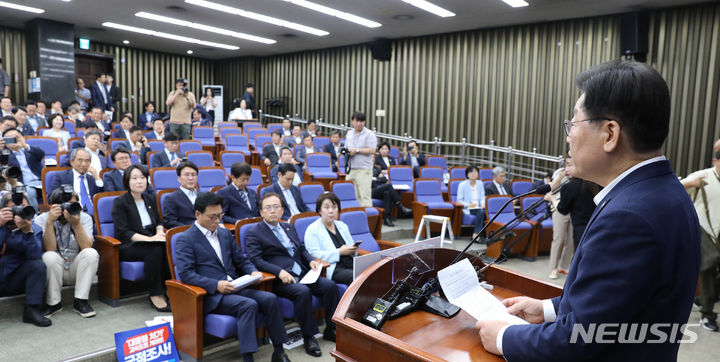 [서울=뉴시스] 전진환 기자 = 이재명 더불어민주당 대표가 13일 오전 서울 여의도 국회에서 열린 정책의원총회에서 발언하고 있다. 2023.07.13. amin2@newsis.com