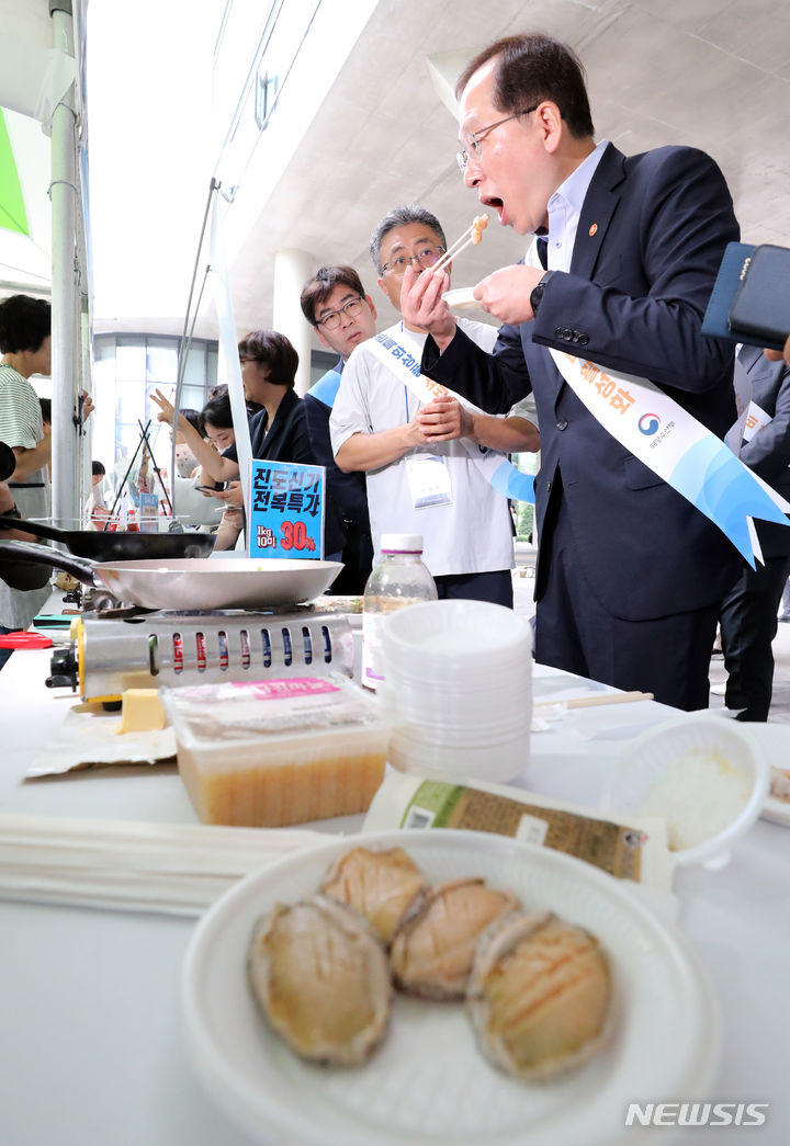 [세종=뉴시스] 강종민 기자 = 조승환 해양수산부 장관이 13일 세종시 정부세종청사에서 열린 어촌특화상품 소비 활성화 행사장을 찾아 수산물을 살펴보고 있다. 2023.07.13. ppkjm@newsis.com