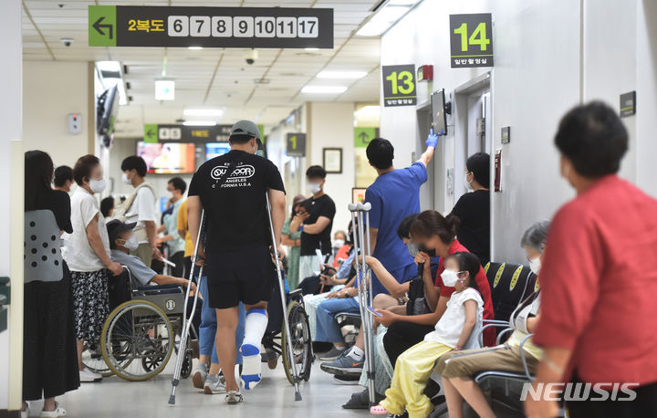 [수원=뉴시스] 김종택 기자 = 전국보건의료산업노동조합(보건의료노조)이 총파업에 돌입한 13일 경기도 수원시 아주대학교병원에서 환자들이 진료를 받기 위해 대기하고 있다. 2023.07.13. jtk@newsis.com