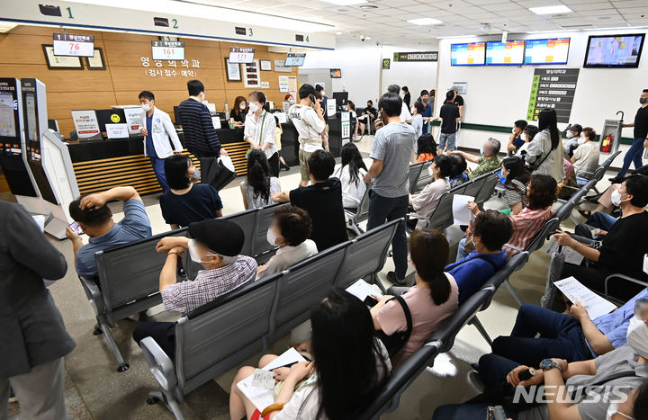 [수원=뉴시스] 김종택 기자 = 전국보건의료산업노동조합(보건의료노조)이 총파업에 돌입한 13일 경기도 수원시 아주대학교병원에서 방문객들이 진료 접수를 하기 위해 대기하고 있다. 2023.07.13. jtk@newsis.com