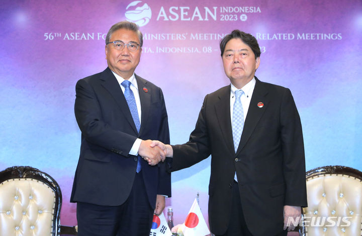 [자카르타(인도네시아)=뉴시스] 김금보 기자 = 아세안(ASEAN) 외교장관회의 참석차 인도네시아를 방문한 박진 외교부 장관이 13일 (현지시간) 자카르타 샹그릴라호텔에 마련된 회담장에서 하야시 요시마사 일본 외무상과 양자 회담에 앞서 악수하고 있다. 2023.07.13. kgb@newsis.com