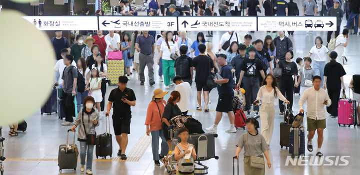 [제주=뉴시스] 우장호 기자 = 제주국제공항 1층 도착장에  관광객들의 발걸음이 이어지고 있다. 2023.07.13. woo1223@newsis.com