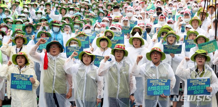 [서울=뉴시스] 조성봉 기자= 13일 오후 서울 종로구 동화면세점 인근 도로에서 열린 ‘간병비 해결, 간호사 대 환자수 1:5 직종별 인력기준 마련, 의사인력 확충, 불법의료 근절, 공공의료 확충, 노동개악 저지, 9.2 노정합의 이행’ 2023 보건의료노조 산별 총파업대회에서 참가자들이 구호를 외치고 있다. 2023.07.13. suncho21@newsis.com