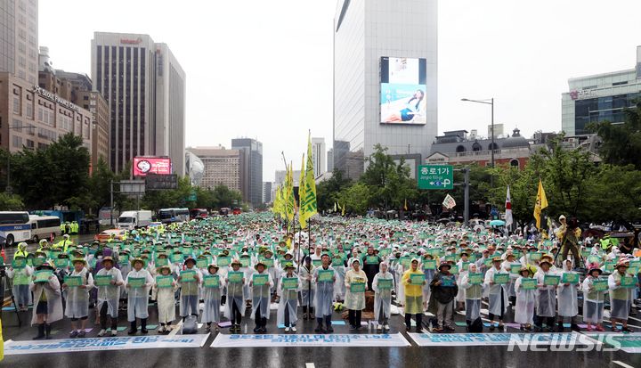 [서울=뉴시스] 조성봉 기자= 13일 오후 서울 종로구 동화면세점 인근 도로에서 열린 ‘간병비 해결, 간호사 대 환자수 1:5 직종별 인력기준 마련, 의사인력 확충, 불법의료 근절, 공공의료 확충, 노동개악 저지, 9.2 노정합의 이행’ 2023 보건의료노조 산별 총파업대회에서 참가자들이 구호를 외치고 있다. 2023.07.13. suncho21@newsis.com