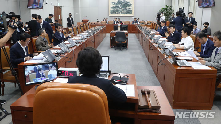 국회 정치개혁특별위원회 전체회의. [서울=뉴시스] 추상철 기자 = 13일 오후 서울 여의도 국회에서 정치개혁특별위원회 전체회의가 열리고 있다. 2023.07.13. scchoo@newsis.com