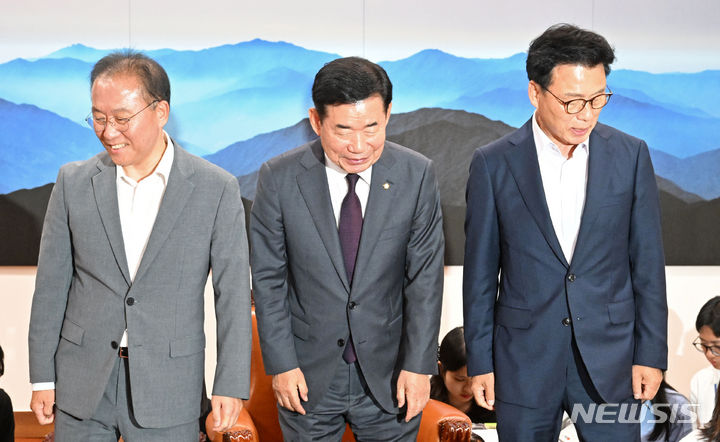 [서울=뉴시스] 추상철 기자 = 김진표(가운데) 국회의장과 윤재옥(왼쪽) 국민의힘 원내대표, 박광온 더불어민주당 원내대표가 13일 오후 서울 여의도 국회에서 열린 국회의장 주재 양당 원내대표 회동에서 기념촬영을 마치고 자리로 향하고 있다. (공동취재사진) 2023.07.13. photo@newsis.com