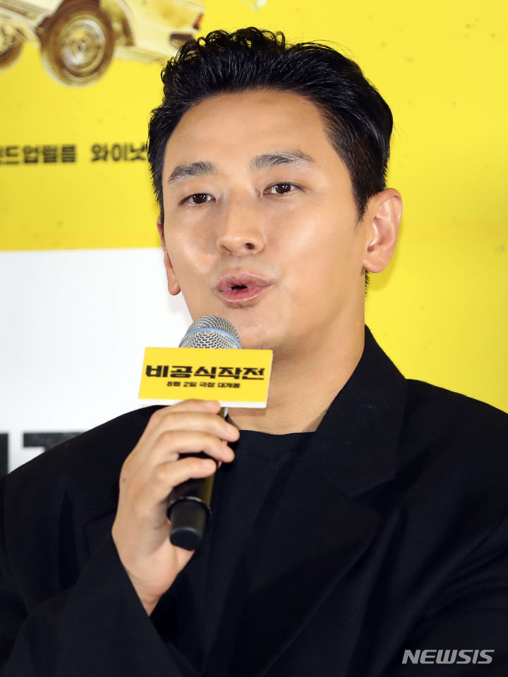 [서울=뉴시스] 최진석 기자 = 배우 주지훈이 13일 서울 강남구 메가박스 코엑스에서 열린 영화 '비공식작전' 간담회에서 기자들의 질문에 답하고 있다. 영화 비공식작전은 오는 8월 2일 개봉예정이다. 2023.07.13. myjs@newsis.com