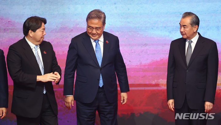 [자카르타(인도네시아)=뉴시스] 김금보 기자 = 왕이 중국 공산당 중앙정치국 위원(오른쪽)과 하야시 요시마사 일본 외무상(왼쪽)이 13일(현지시간) 인도네시아 자카르타 샹그릴라 호텔에서 열린 아세안+3(한·중·일) 외교장관회의에서 기념촬영 후 박진 외교부 장관을 사이에 두고 마주보고 있다. (공동취재사진) 2023.07.13. photo@newsis.com