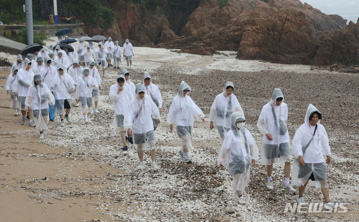 [인천=뉴시스] 권창회 기자 = '2023년 해양문화 대장정'에 참가한 대학생들이 13일 오전 인천 중구 소무의도에서 해안선을 따라 해양정화활동을 하고 있다. 해양수산부가 주최하고 한국해양재단이 주관하는 '2023 해양문화 대장정'은 대학생 110명이 참여해 8박 9일간 독도(최동단), 백령도(최북단), 마라도(최남단) 등 우리나라 끝단 도서와 주요 해양 영토를 탐방한다. 2023.07.13. kch0523@newsis.com