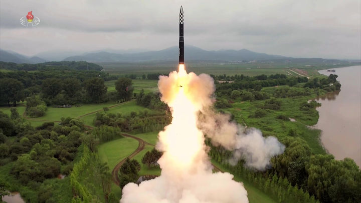 [서울=뉴시스] 조선중앙TV가 전날 있었던 ICBM 화성-18형 시험발사 장면을 13일 공개했다. (사진=조선중앙TV 캡처) 2023.07.13. photo@newsis.com *재판매 및 DB 금지