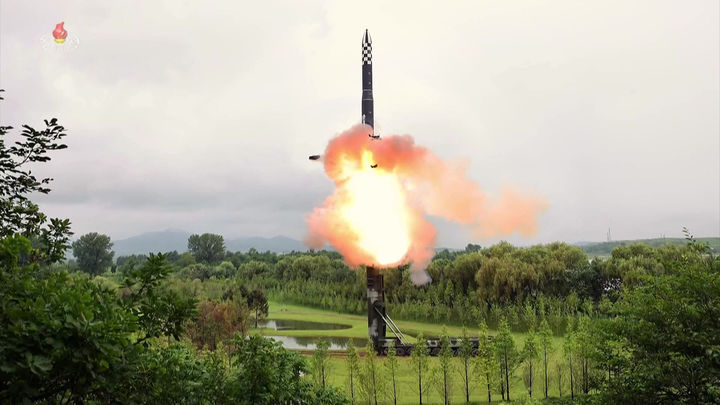 [서울=뉴시스] 조선중앙TV가 전날 있었던 ICBM 화성-18형 시험발사 장면을 13일 공개했다. (사진=조선중앙TV 캡처) 2023.07.13. photo@newsis.com *재판매 및 DB 금지