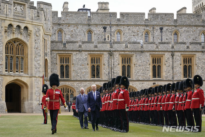 [윈저=AP/뉴시스] 경제협력개발기구(OECD) 분석 결과 인플레이션을 고려했을 때 2020년 말부터 유럽 민간 소비량은 1% 감소한 반면 같은 기간 미국 민간 소비량은 9% 성장한 것으로 드러났다. 사진은 조 바이든 미국 대통령과 찰스 3세 영국 국왕이 지난 10일 영국 왕실 근위대를 사열하는 모습. 2023.07.19. 