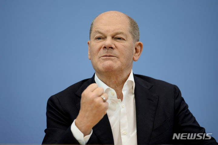 [베를린=AP/뉴시스] 올라프 숄츠 독일 총리가 14일 독일 수도 베를린에서 열린 연례 하계 기자회견에서 연설하면서 주먹을 불끈 쥐고 있다. 2023.07.15.