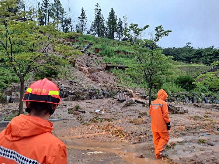 [오산=뉴시스] 양효원 기자 = 14일 오전 5시 27분 경기 오산시 지곶동 소재 한 야산에서 도로로 토사가 흘러내린 모습. (사진=경기도소방재난본부 제공) 2023.7.14. hyo@newsis.com *재판매 및 DB 금지