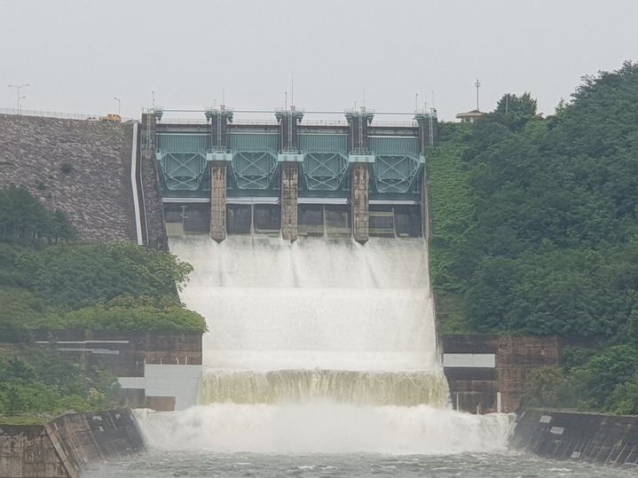임하댐 방류 모습 (사진=한국수자원공사 안동권지사 제공) *재판매 및 DB 금지