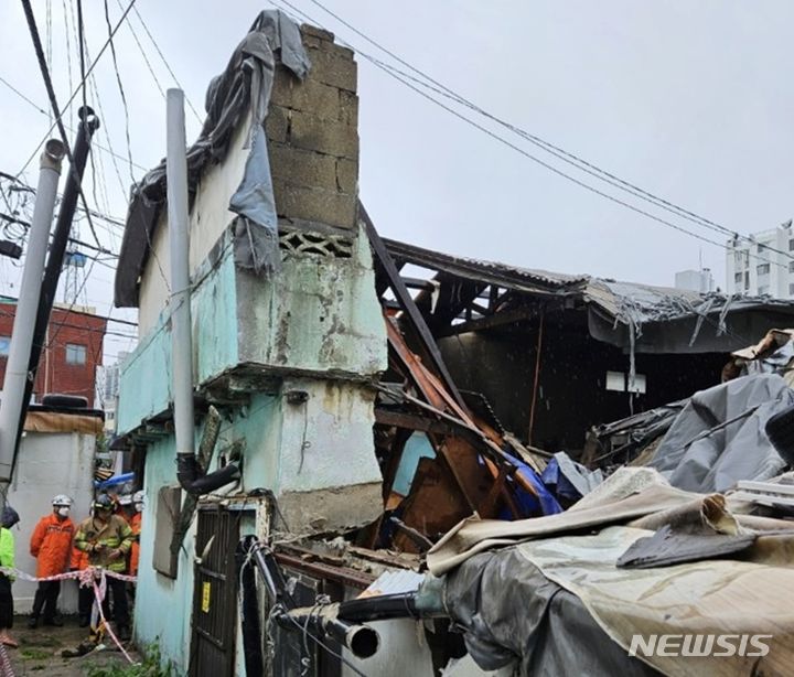 [인천=뉴시스] 김동영 기자 = 인천을 비롯한 수도권에 호우주의보가 발효된 13일 오후 미추홀구 학익동 한 공가주택이 강한 빗줄기로 인해 붕괴돼 있다. (사진=인천시 제공) 2023.7.13. photo@newsis.com 