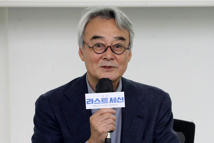 [서울=뉴시스]박진희 기자 = 연극 '라스트 세션' 배우 남명렬이 지난달 22일 서울 종로구 예술가의 집에서 기자간담회를 하고 있다. 2023.06.22. pak7130@newsis.com  *재판매 및 DB 금지