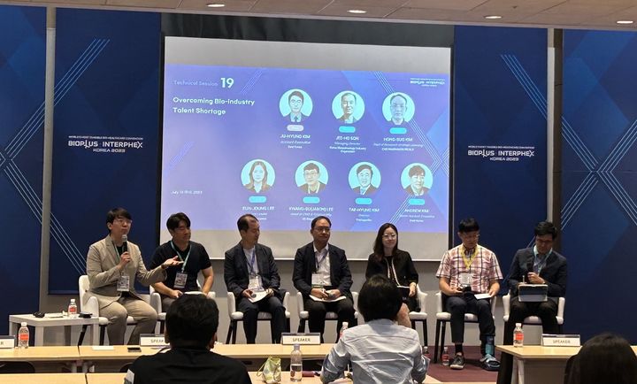 [서울=뉴시스] 황재희 기자 = 14일 서울 코엑스에서 개최된 바이오플러스 인터펙스 2023 ‘바이오산업, 인력난문제 - 무엇이 해답일까?’ 전문세션에 참여한 기업 관계자들 *재판매 및 DB 금지