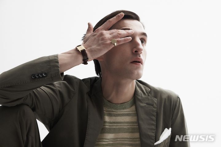 [서울=뉴시스]LF의 신사복 브랜드 '마에스트로'는 37년 간 우리 남성에 맞는 최적의 핏과 스타일을 추구하면서 패러다임 전환을 이끌어 왔다. 사진은 마에스트로의 올해 SS시즌 메인 화보. (사진=LF 제공)