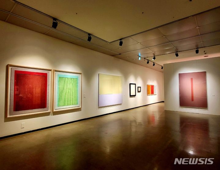 [서울=뉴시스]박현주 미술전문기자= 14일 서울 예술의전당 한가람미술관 2층에서 열린 '아트픽30'전에 단색화 거장 박서보 화백 '색채 묘법'이 전시됐다. 주황, 초록, 빨강, 연노랑 등의 화려하고 화사한 색감으로 제작된 대형 크기 작품 등 10점을 선보인다. 작품마다 큐알코드가 함께 붙어 있어 휴대폰으로 다운로드 하면 작품 설명을 함께 볼 수 있다. 