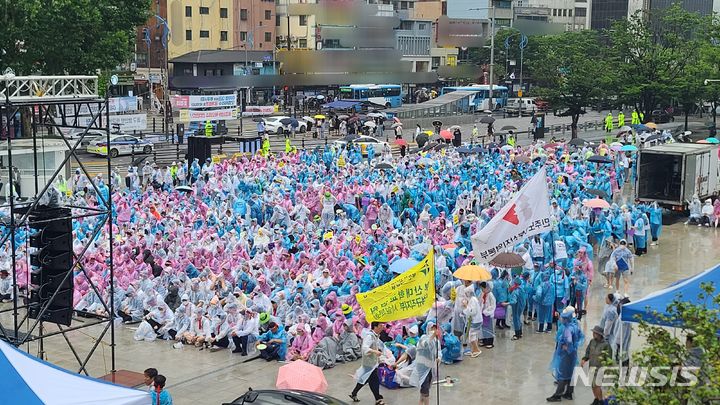 [부산=뉴시스] 권태완 기자 = 14일 오후 부산 동구 부산역 광장에서 보건의료노조 부산본부 부산대병원지부가 총파업 출정식을 진행하고 있다. 2023.07.14. kwon97@newsis.com