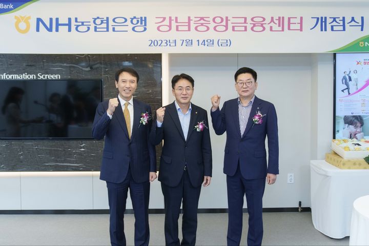 14일 농협은행 강남중앙금융센터에서 (왼쪽부터)윤진오 동부건설 대표, 이석용 농협은행장, 김정선 한국토지신탁 대표가 기념사진을 찍고 있다. (사진=농협은행 제공) *재판매 및 DB 금지