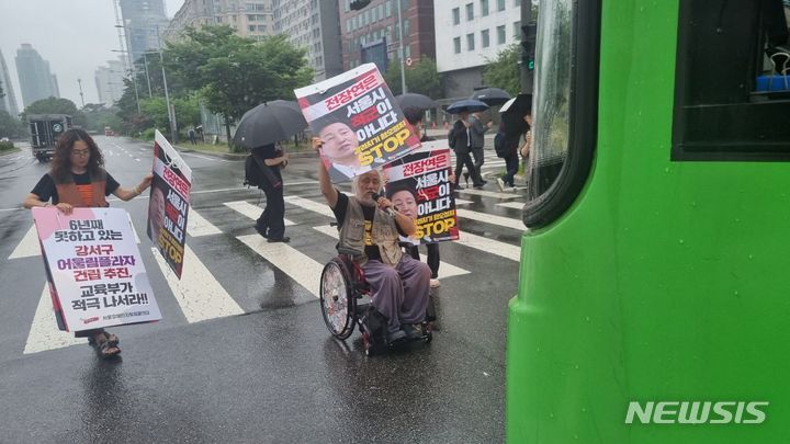 [서울=뉴시스] 서울 시내버스 운행을 방해한 혐의로 체포된 전국장애인차별철폐연대(전장연) 측이 국가를 상대로 제기한 소송에서 법원이 1000만원의 배상 판결을 내렸다. 사진은 박경석 전장연 대표가 지난해 7월14일 서울 시내버스 앞에서 시위 중인 모습. (사진=전국장애인차별철폐연대 제공) 2023.07.14. photo@newsis.com