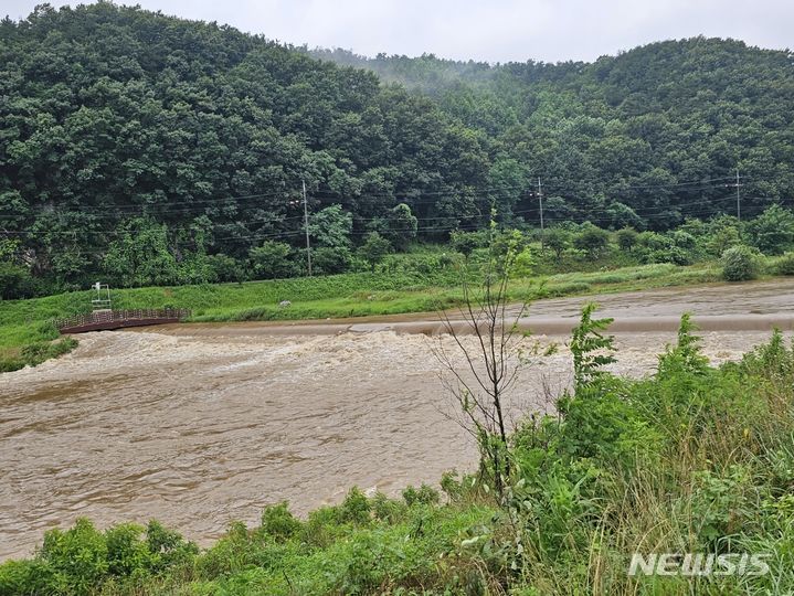 [홍성=뉴시스] 충남도 내 전역에 집중호우가 내린 14일 오후 예산군 신양면 무한천에 물이 크게 불어나 있다. 