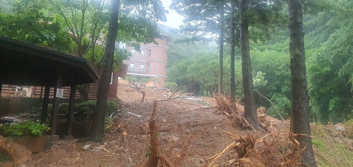 14일 오후 4시쯤 충남 논산시 양촌면 양지추모원 납골당을 덮치는 산사태가 나 방문객 4명이 매몰됐다. 2명은 심정지 상태로, 2명은 중경상을 입은 상태로 발견됐다. 2023. 07. 14 *재판매 및 DB 금지