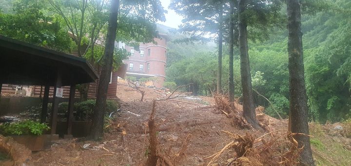 14일 오후 4시쯤 충남 논산시 양촌면 양지추모원 납골당을 덮치는 산사태가 나 방문객 4명이 매몰됐다. 2명은 심정지 상태로, 2명은 중경상을 입은 상태로 발견됐다. 2023. 07. 14  *재판매 및 DB 금지