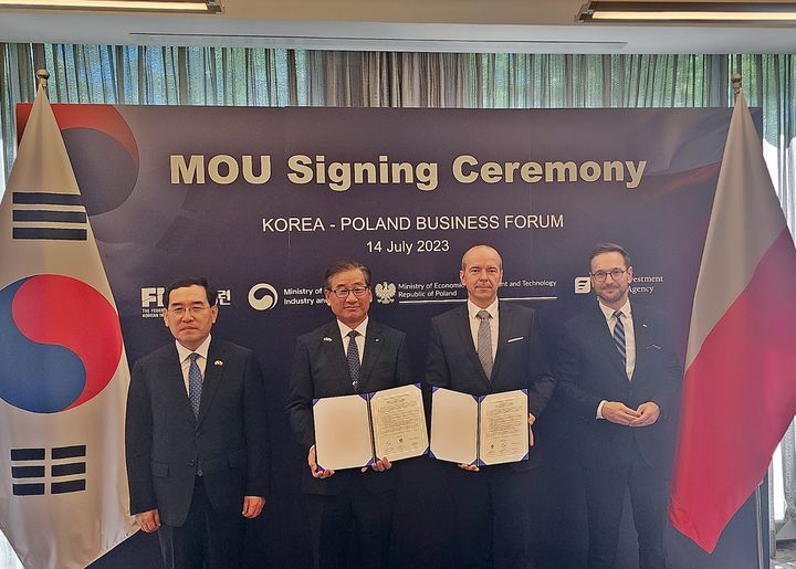 [서울=뉴시스] (왼쪽부터) 산업통상자원부 이창양 장관, 한국항공우주산업진흥협회 강구영 회장, 폴란드 항공협회 파베우 스텐지츠키 회장, 폴란드 경제기술개발부 발데마르 부다 장관. (사진=한국항공우주산업협회 제공) 2023.07.14. photo@newsis.com *재판매 및 DB 금지