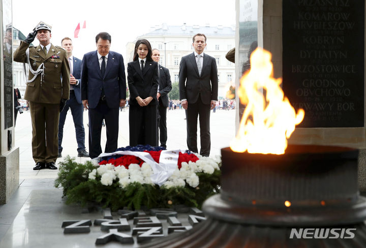 [바르샤바(폴란드)=뉴시스] 전신 기자 = 폴란드를 공식 방문 중인 윤석열 대통령과 부인 김건희 여사가 13일(현지시간) 바르샤바 무명용사의 묘를 찾아 헌화한 뒤 묵념하고 있다. 2023.07.14. photo1006@newsis.com