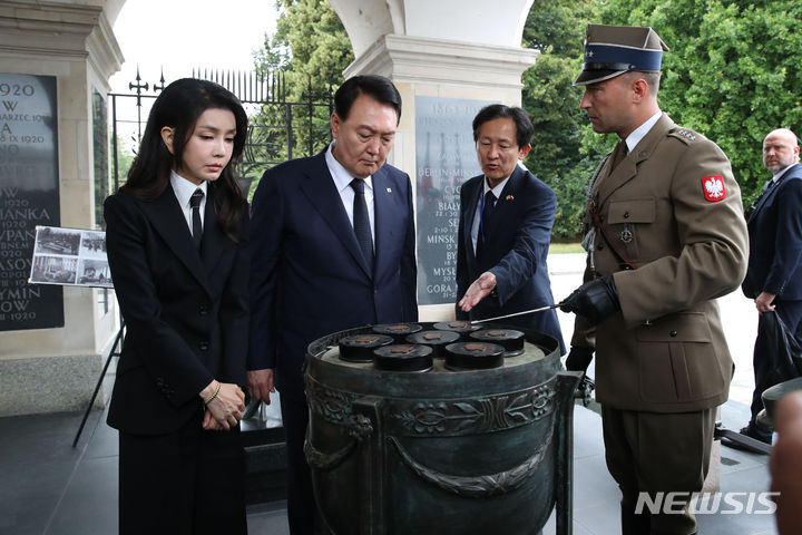 [바르샤바(폴란드)=뉴시스] 전신 기자 = 폴란드를 공식 방문 중인 윤석열 대통령과 부인 김건희 여사가 13일(현지시간) 바르샤바 무명용사의 묘를 찾아 둘러보며 설명 듣고 있다. 2023.07.14. photo1006@newsis.com